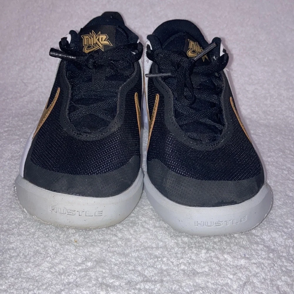 Nike Team Hustle D Youth Size 4y Black/White/Gold Shoes CW6735-002 - Picture 4 of 8